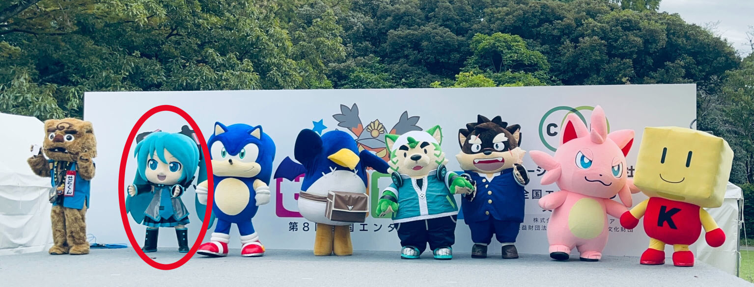Hatsune Miku mascot appearing on the same stage as LifeWonders' mascots